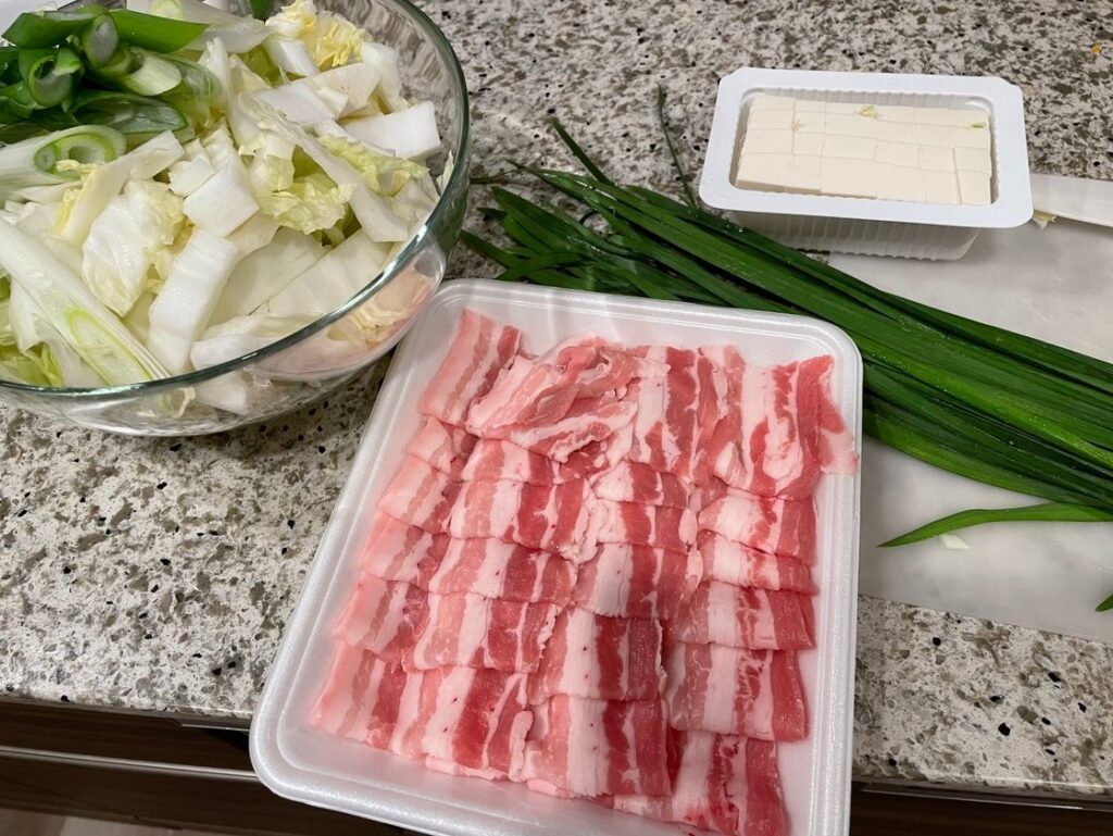 豚バラ、野菜と豆腐の写真